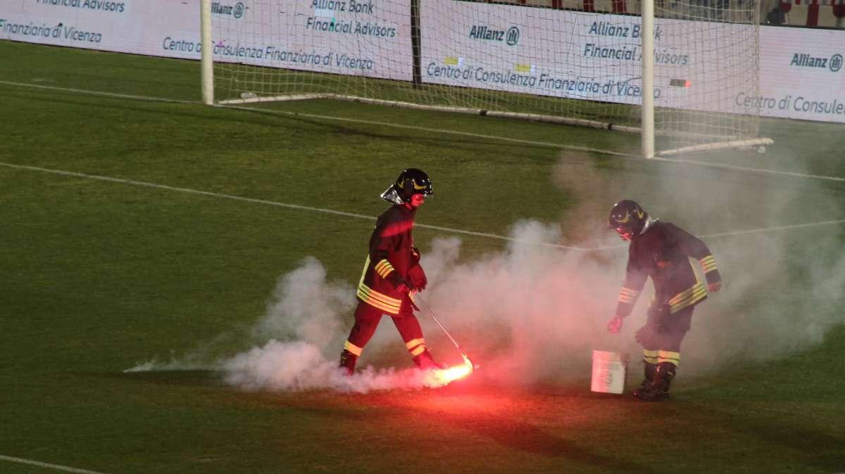 Invade il campo, rifila due pugni ad un tifoso del Vicenza e cerca di impossessarsi di uno striscione. Arrestato capo ultras irpino
