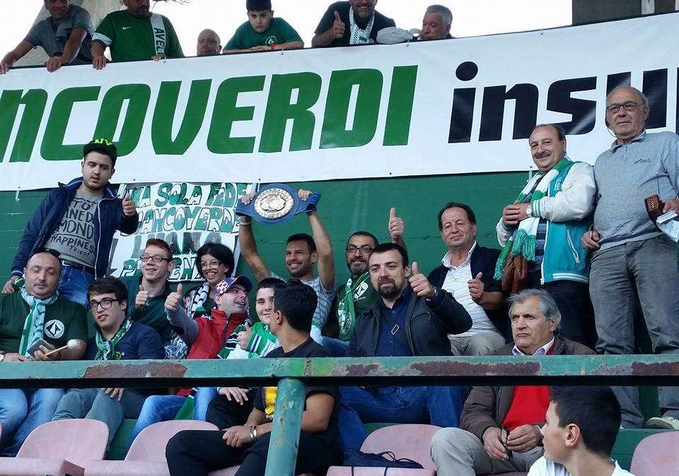Carmine Tommasone festeggia il titolo insieme ai "Biancoverdi Insuper...Abili"