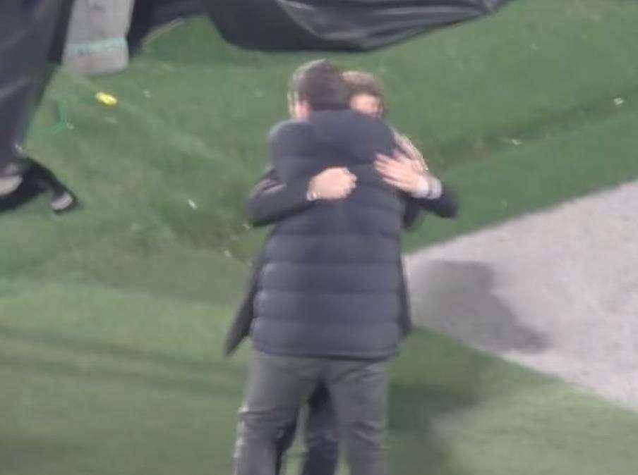 De Vito raggiante a fine partita: abbracci per tutti, da Rastelli ai calciatori