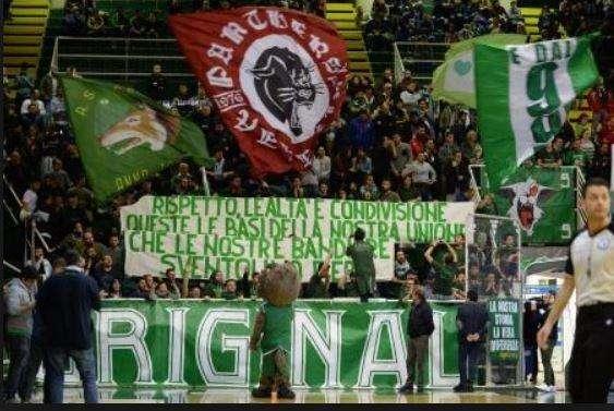 OF: "De Cesare deve andare via. Mauriello non ci rappresenta. Grazie alla Curva Sud" 