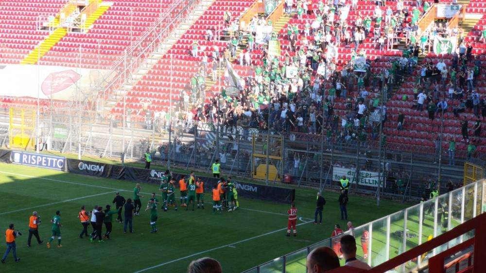 Lettera a chi non può capire: ecco perchè è così bello tifare Avellino. Viviamo di calcio, di gioie, di sacrifici. Siamo campioni e siamo irpini, non molliamo mai. Grazie lupi! 
