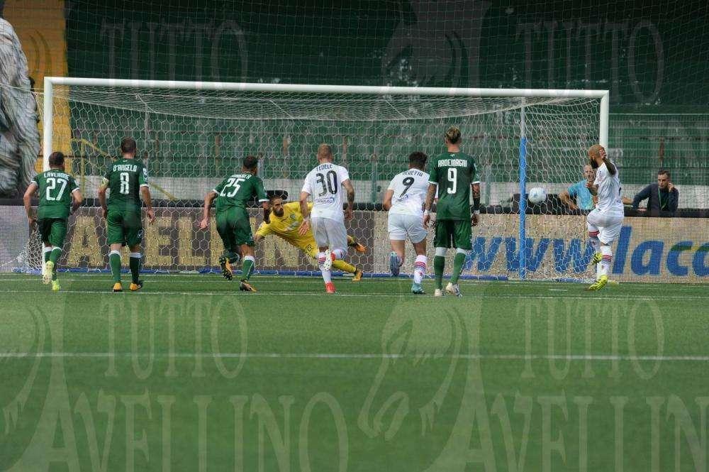 Asencio illude, Nicastro e Mazzeo ribaltano l'Avellino in dieci (espulso D'Angelo): vince il Foggia 2-1