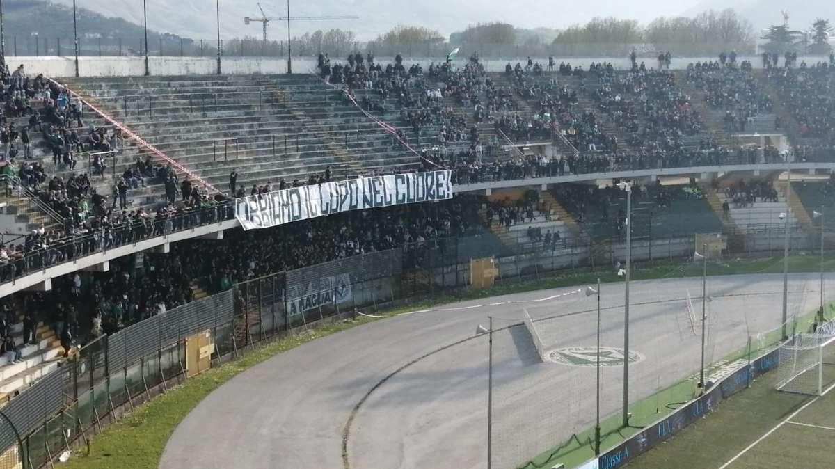 Avellino, la Curva Sud contesta la squadra. Striscione: "Abbiamo un lupo nel cuore". Applausi per l'ex Forte