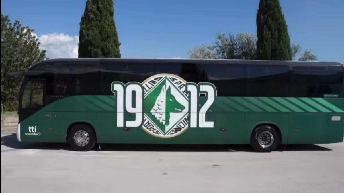 FOTO - E' finalmente arrivato anche il bus brandizzato US Avellino 1912