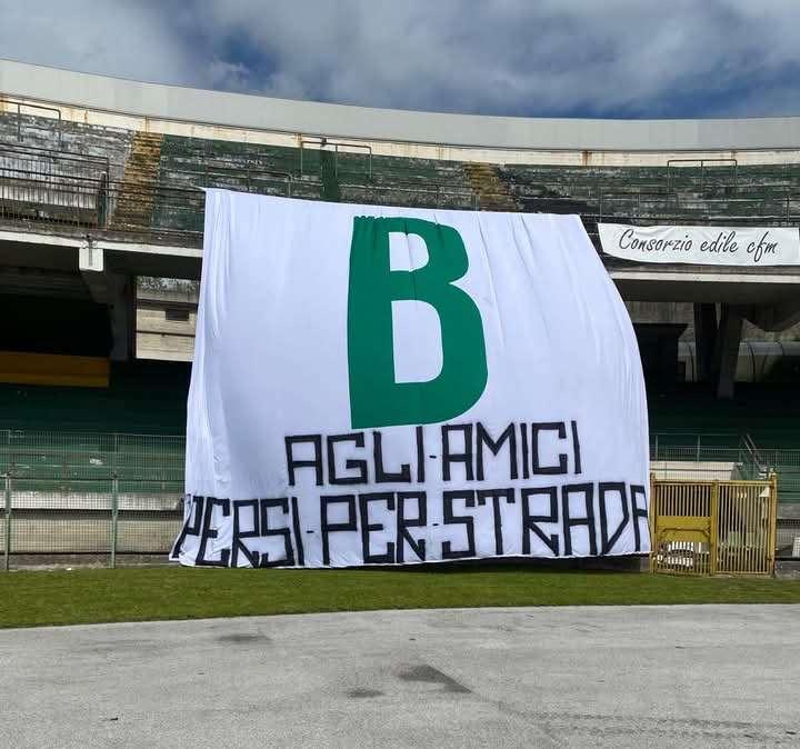 FOTO - Lo striscione dedicato ai tifosi scomparsi, piazzato sotto la Curva Nord al Partenio-Lombardi