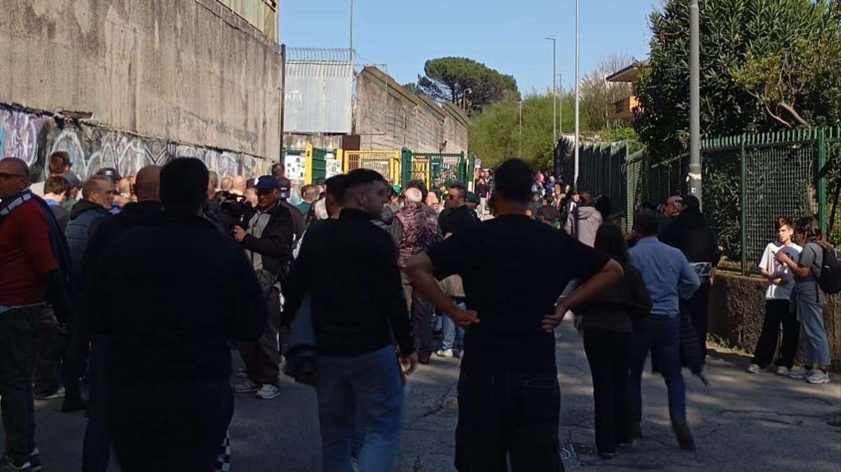 Disservizi ai tornelli, migliaia di tifosi in coda prima di Avellino-Catanzaro. Minuti di tensione, ora la situazione è sbloccata