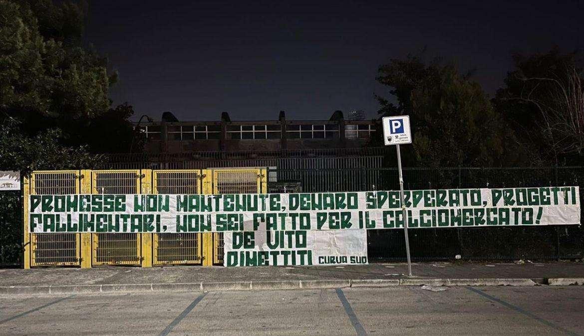 Lo striscione della Sud contro De Vito: "Denaro sperperato, progetti fallimentari. Non sei fatto per il calciomercato. Dimettiti"