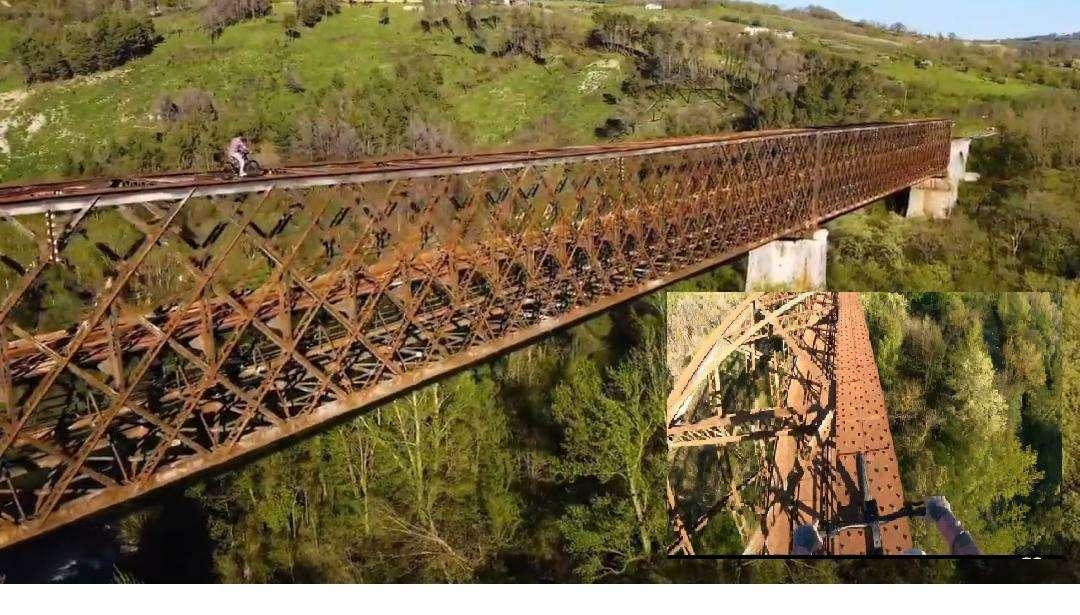 VIDEO - L'impresa record di Brumotti: il freestyler percorre in bici il Ponte Principe di Lapio sulla trave superiore