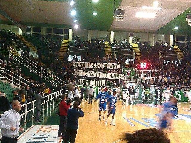 La Scandone non sa più vincere, al DelMauro passa Cantù (76-79)