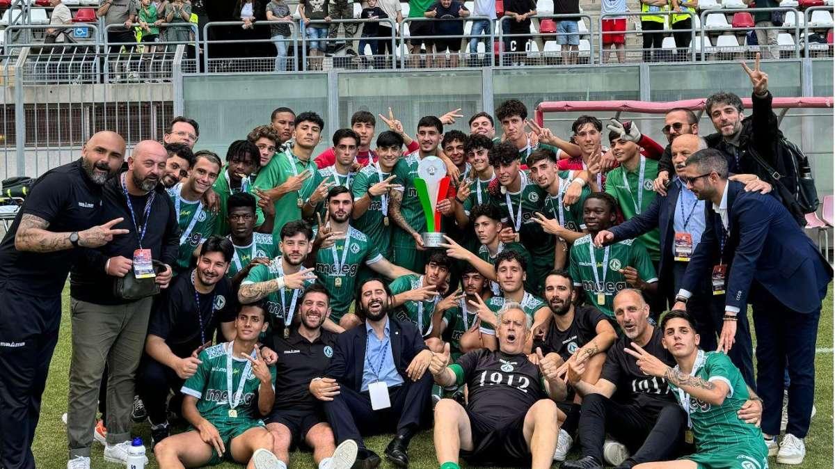 Biancolino sui social: "Alzo il mio primo trofeo da allenatore, grazie all'Avellino e ai D'Agostino"