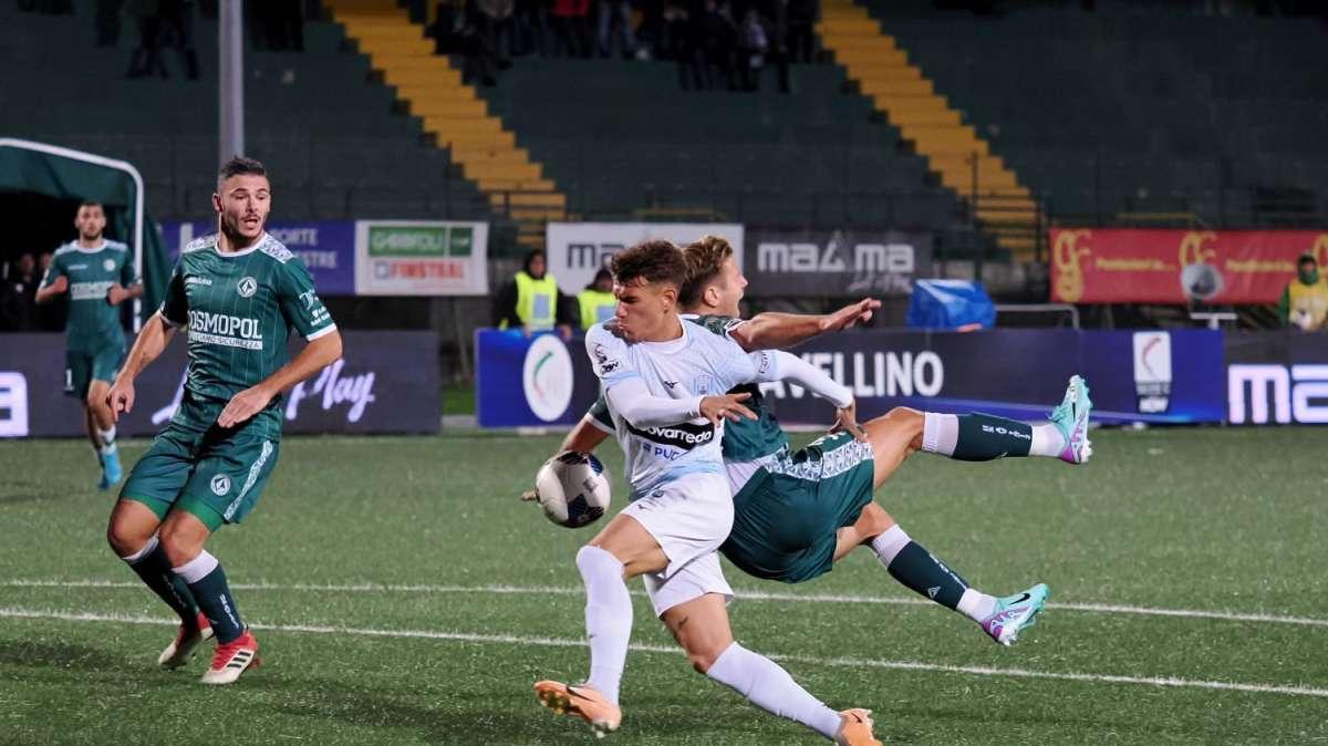 L'Avellino si rovina la vita, ma evita il ko a Cerignola: Gori risponde a Ruggiero (1-1), Sgarbi sbaglia un rigore