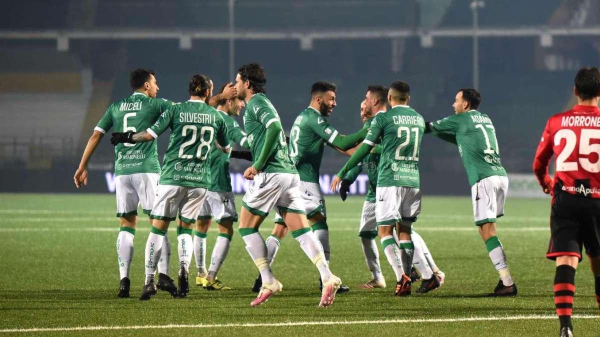 L'Avellino cade dopo 14 risultati utili consecutivi ma niente drammi: la squadra è viva