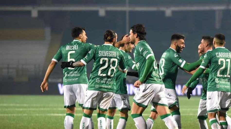 L'Avellino pecca di presunzione a Monopoli, si fa raggiungere in pieno recupero e vede la Ternana scappare da +4 a +9