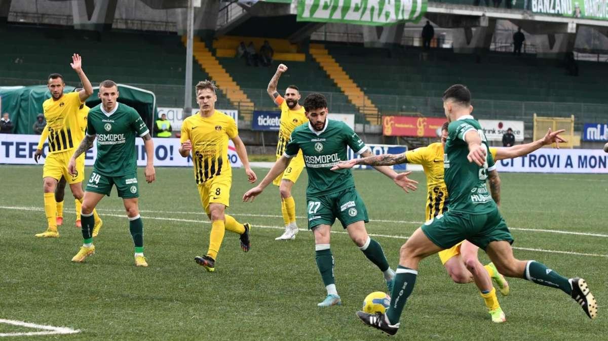 L'Avellino affonda nella ripresa: il Catanzaro cala il poker sui lupi in 10 (4-1)
