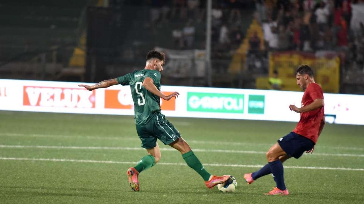 Crotone-Avellino 1-0 all'intervallo. Lupi formato trasferta: timidi in attacco e goffi in difesa
