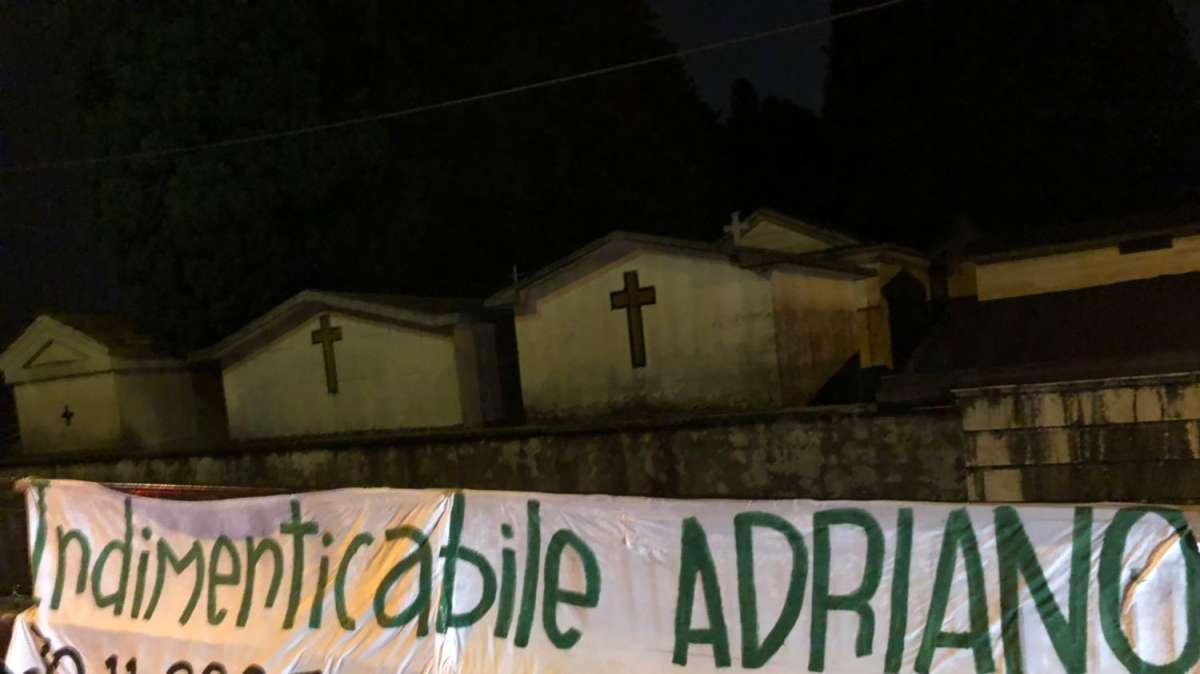 FOTO - Striscione a Mercogliano per Adriano Lombardi