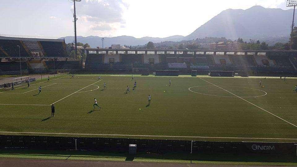 Tattica e lavoro col pallone nel primo allenamento dei lupi: meno di cento tifosi, assente la Curva Sud