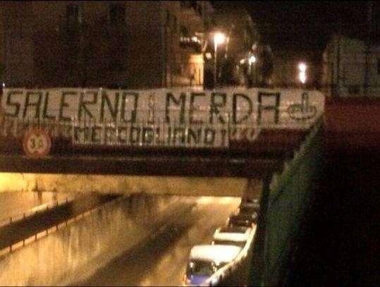 Derby infuocato: striscione avellinese a Salerno