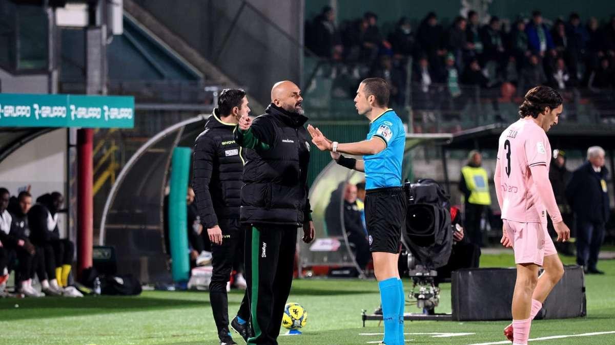 Avellino, Biancolino chiarisce: "Accetto le critiche, ma non gli insulti. Il mio gesto non è stato bello, ma si era superato il limite. Domenica chiedo unità"