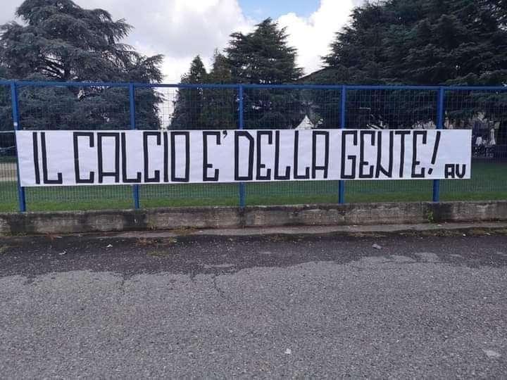 Avellino, striscione dei tifosi a Meda: "Il calcio è della gente"