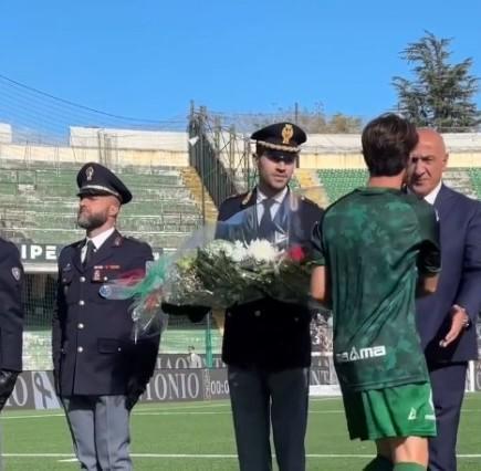 VIDEO - L'US Avellino dona un mazzo di fiori agli agenti di Polizia per ricordare l'ispettore Antonio Villani
