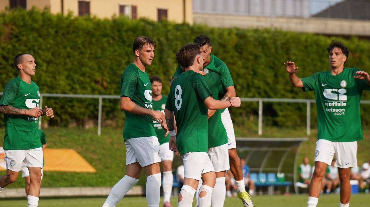 L'Arezzo avversario dell'Avellino alla 1^ giornata pareggia contro la Folgore Caratese (in biancoverde)