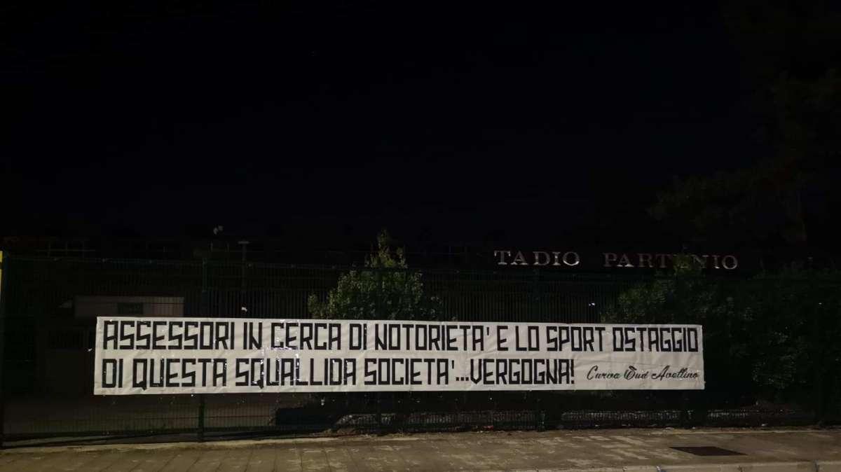 La Curva Sud contro Luongo e De Cesare: "Assessore in cerca di visibilità e squallida società" 