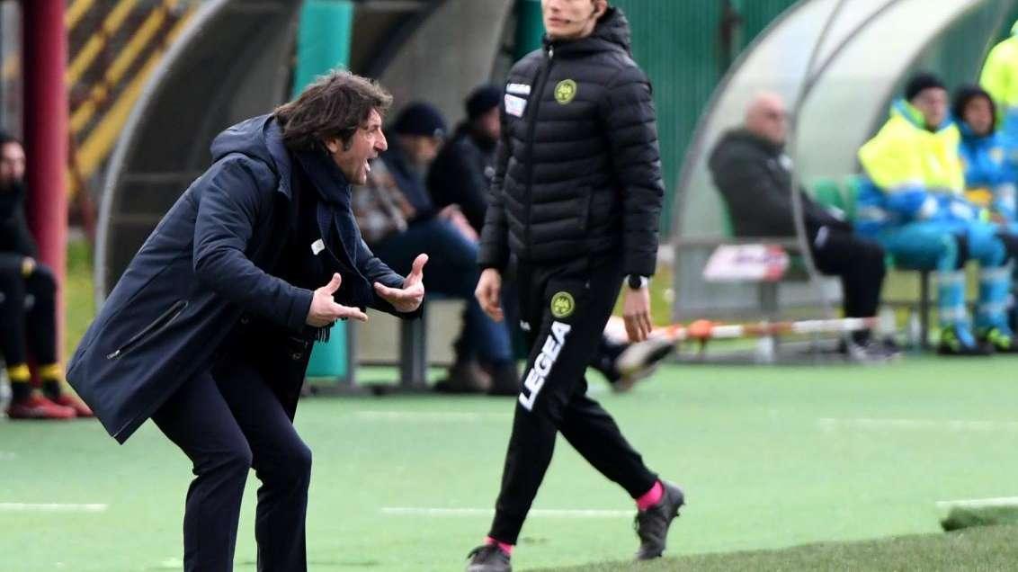 Avellino a secco, esplode la rabbia sui social: i tifosi chiedono l'esonero di Rastelli