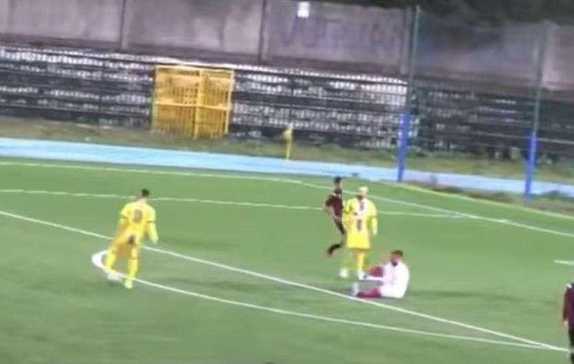 Non segna col portiere a terra infortunato, grande gesto di Merola del Solofra 