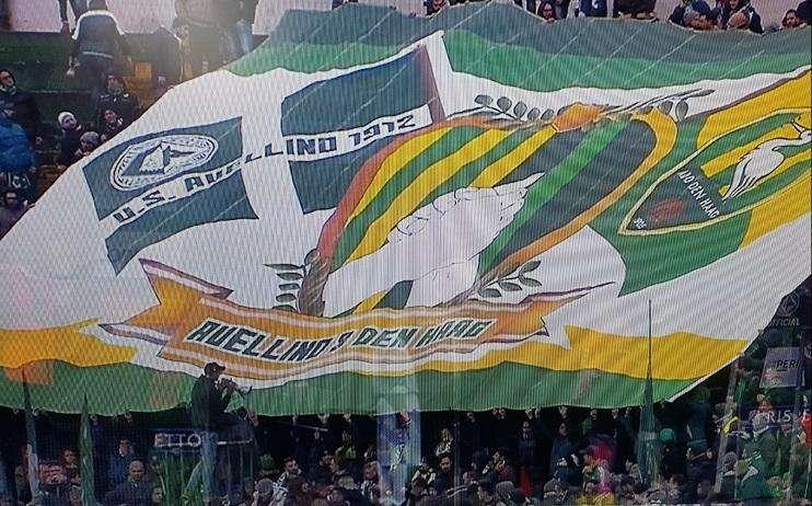 Striscione per celebrare il gemellaggio con l'Ado den Haag prima del fischio d'inizio 