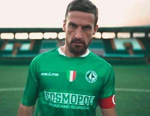 FOTO - Avellino, ecco la divisa di gioco completa di sponsor