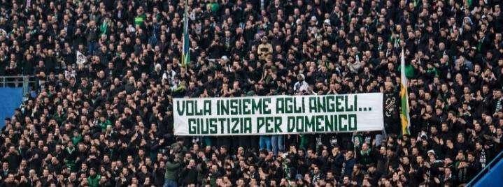 Avellino, lo striscione della Curva Sud per il piccolo Domenico: "Vola insieme agli angeli. Giustizia per Domenico"