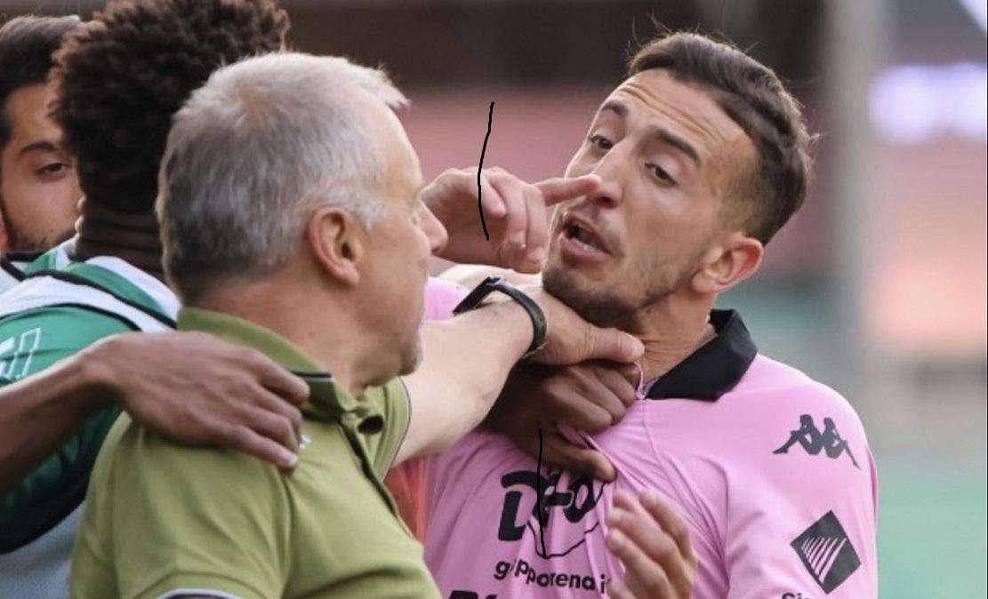 Da Palermo: "Braglia mette le mani al collo di Accardi". Ma la foto direbbe altro: il tecnico stava allontanando un suo calciatore