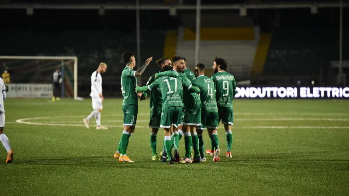 Vittoria da veri lupi! L'Avellino stende il Bari e blinda il secondo posto: decide Fella