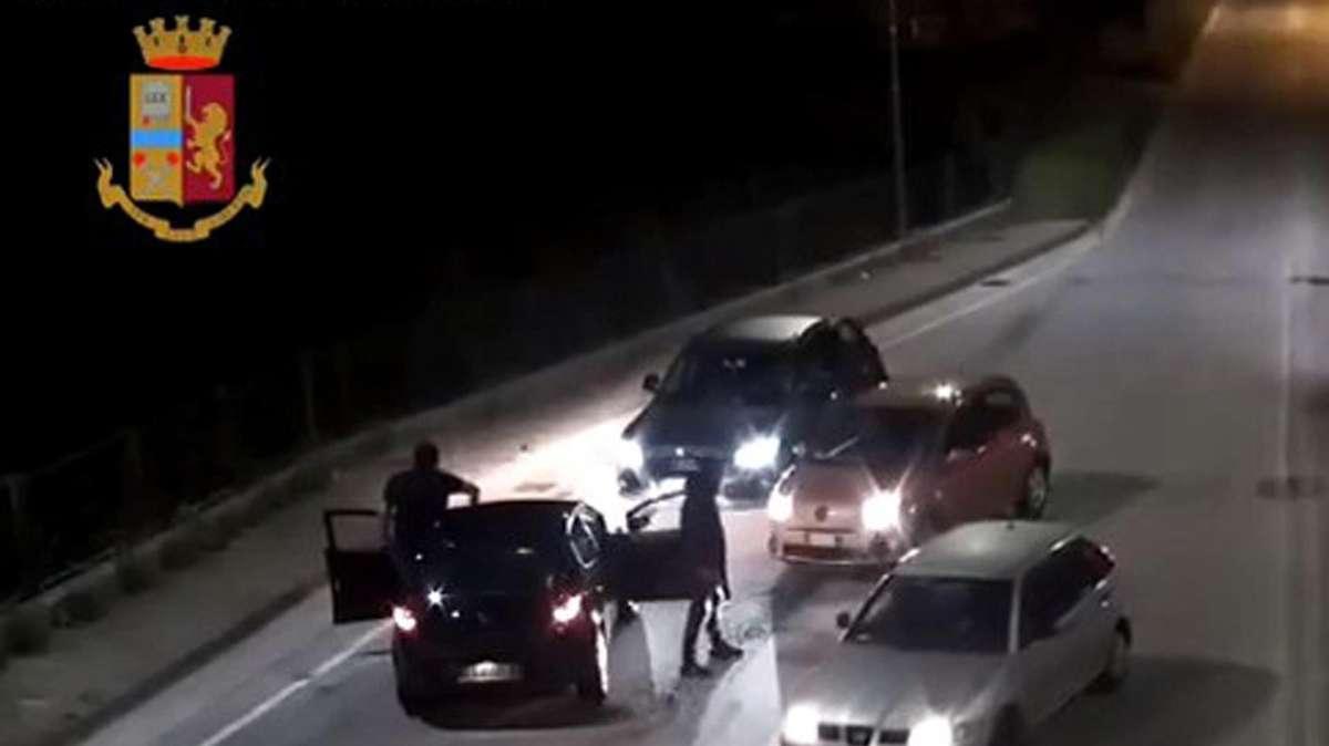 Aggressione a Micovschi: c'era pure una 24enne di Avellino, individuata dalla Digos
