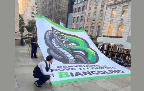 Biancolino festeggiato a New York, striscione per la promozione: "Benvenuto lì dove ti compete"
