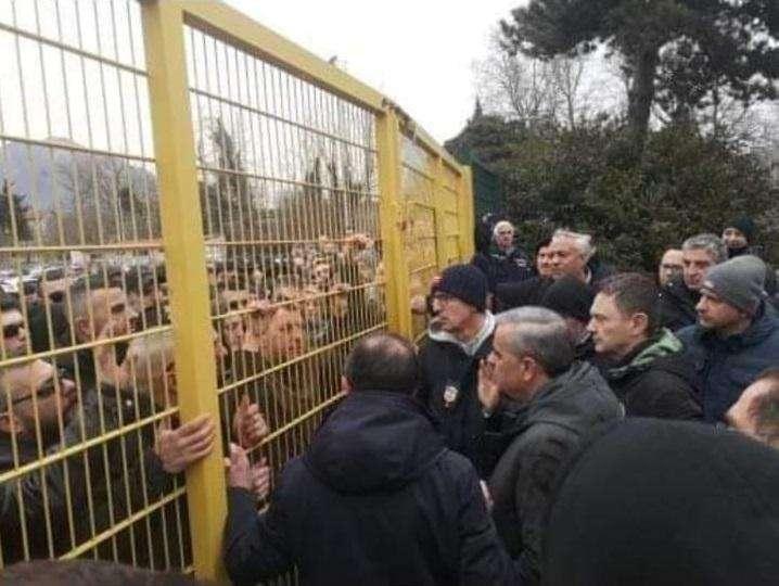 Duro confronto Curva Sud-D'Agostino all'esterno della Tribuna Montevergine. Società contestata