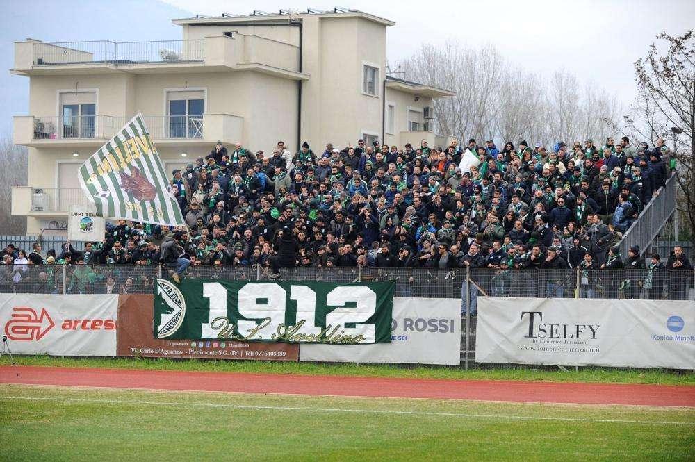 Sul campo non vince la squadra, sugli spalti invece...