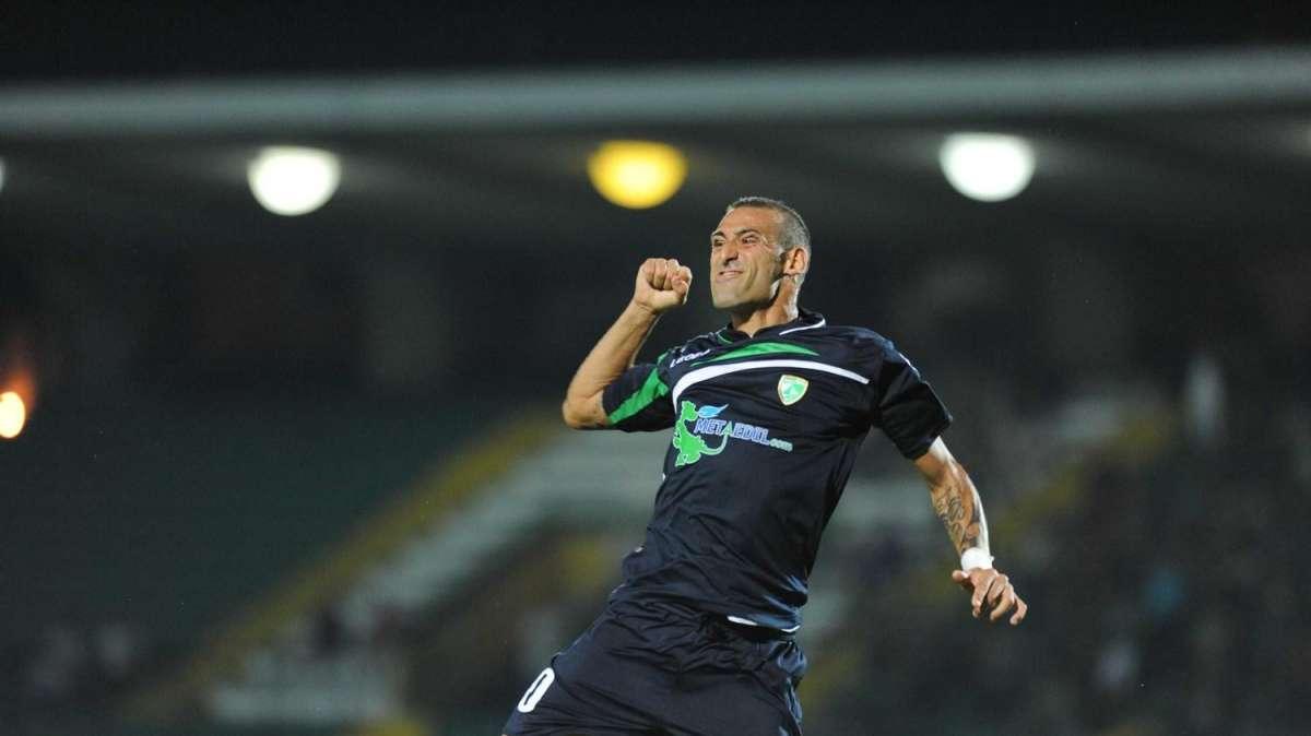 L'Avellino non brilla ma batte la Pro Vercelli. Gara bloccata, decisivo il guizzo di super Gigi Castaldo