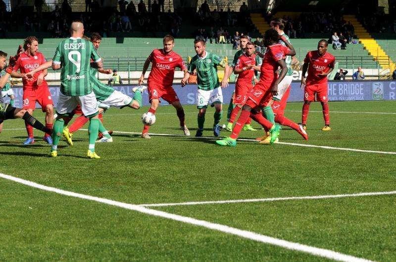 Avellino-Bari, pari di rigore: Verde risponde a Salzano (1-1)