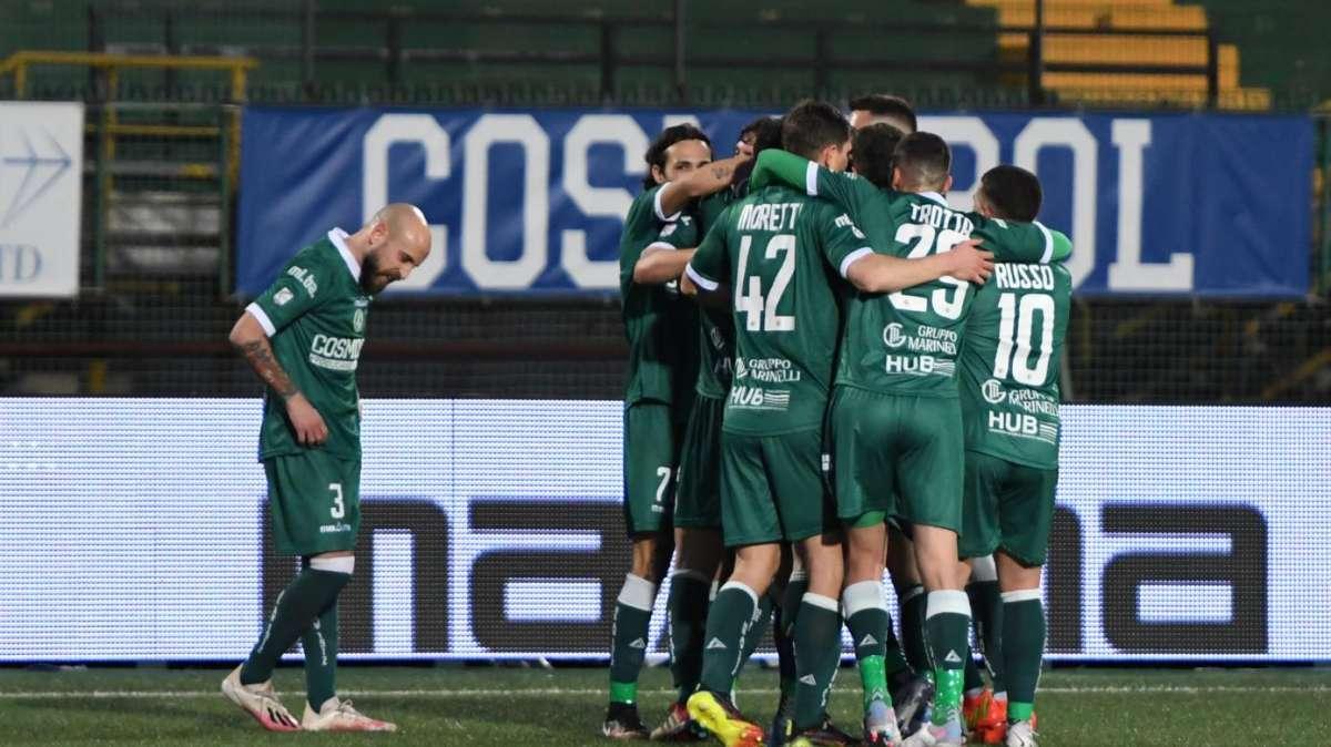 Corsa playoff: 8 squadre in 4 punti e per 4 posti. Avellino e Latina col calendario più agevole