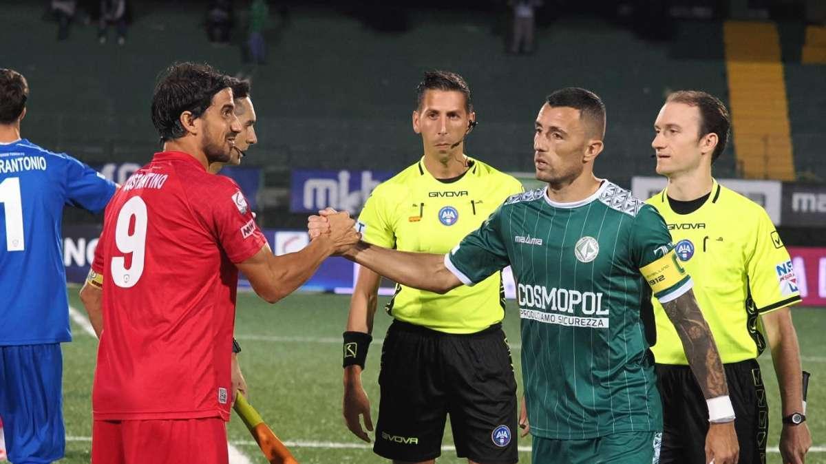 Avellino-Crotone affidata a Giorgio Vergaro di Bari. Un solo precedente con i biancoverdi 