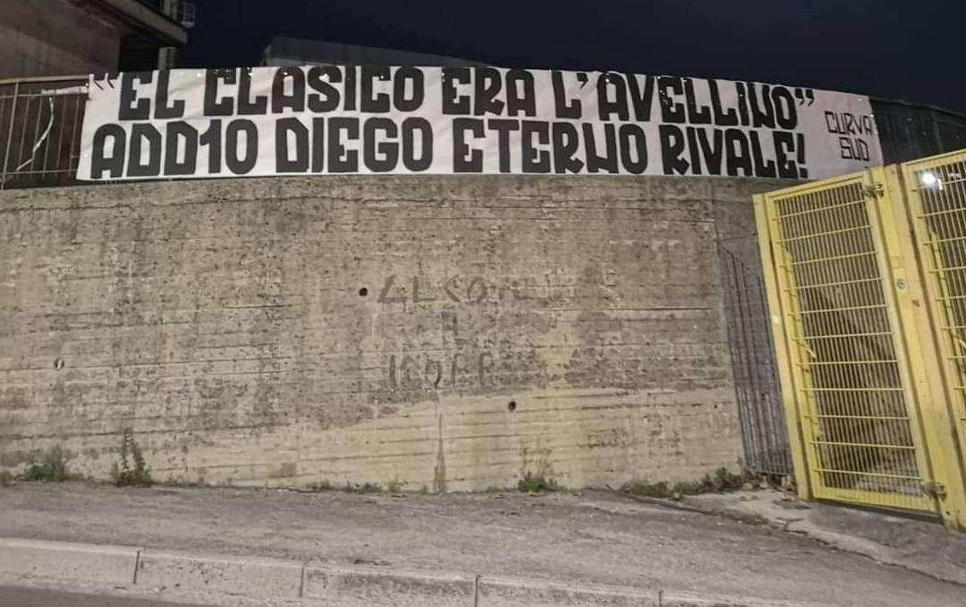 La Curva Sud omaggia Maradona: "El clasico era l'Avellino. Add10 Diego eterno rivale"