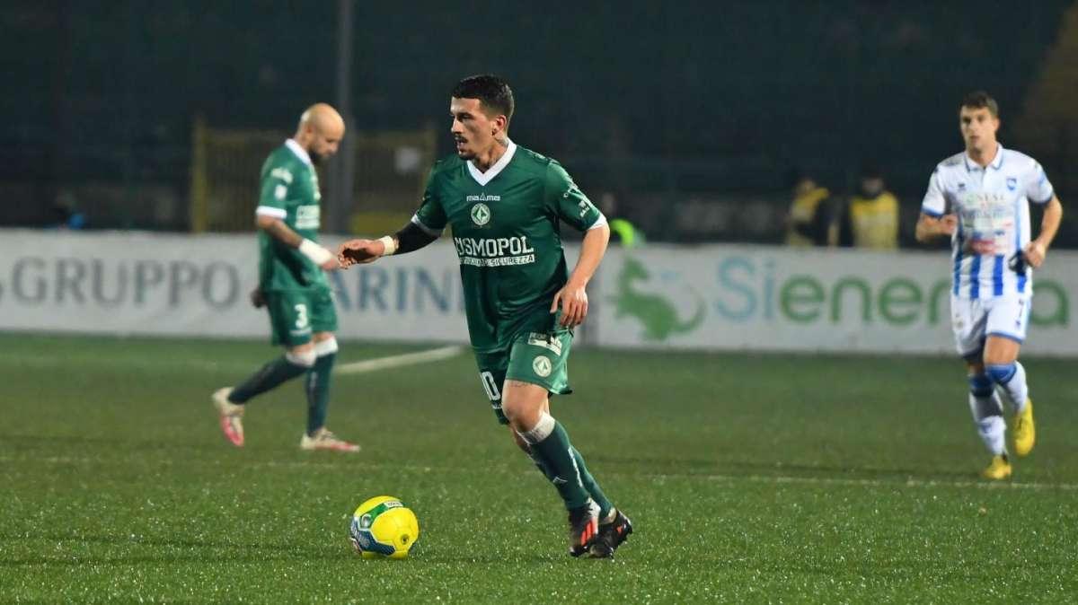 CdS - "Ciclone Avellino. Giugliano travolto". I migliori Russo e Redan 