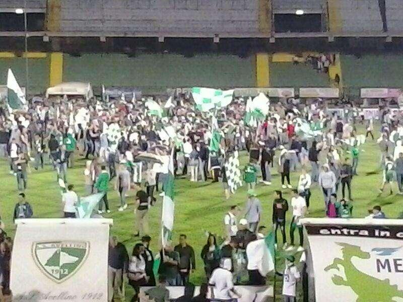 La festa è al Partenio! Arriva la squadra e lo stadio esplode