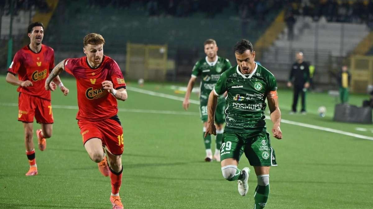 Spezia-Avellino 1-0, fine primo tempo: lupi sotto per un rimpallo contro un piccolissimo Spezia