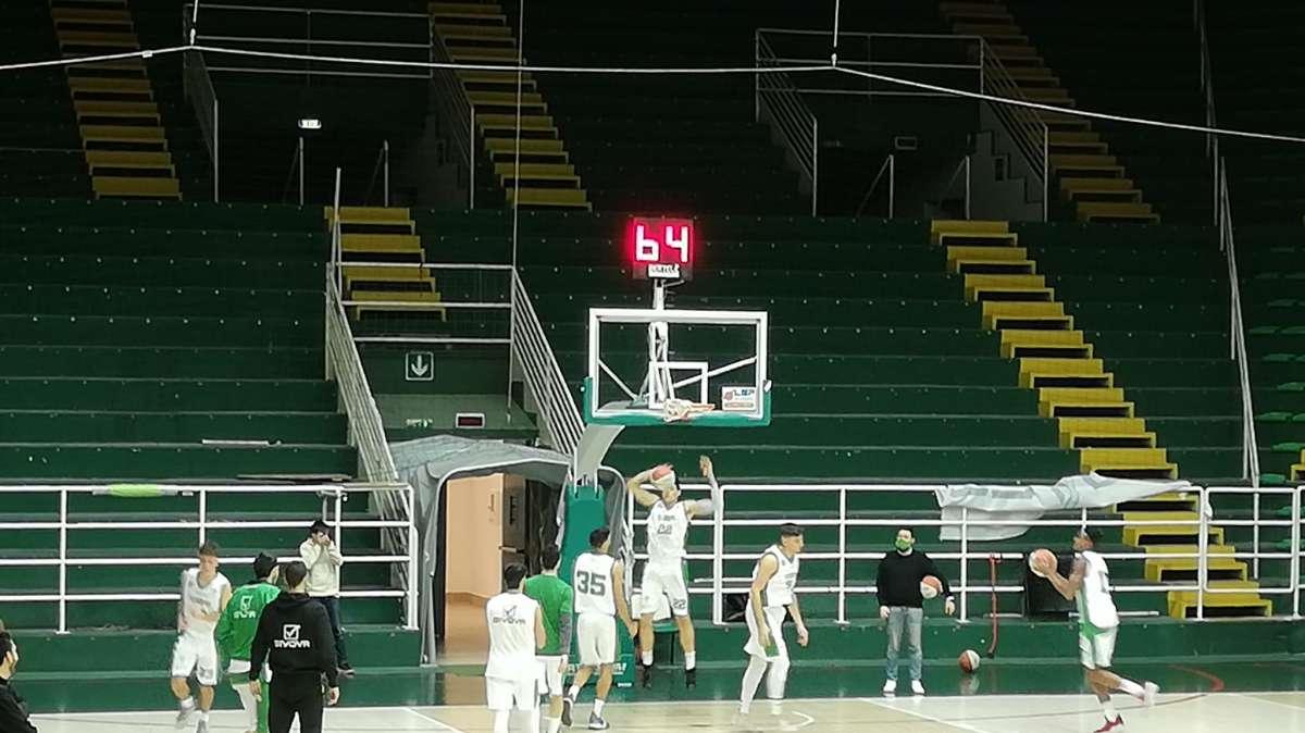 Scandone super. Pozzuoli al tappeto: 73-70 il finale 