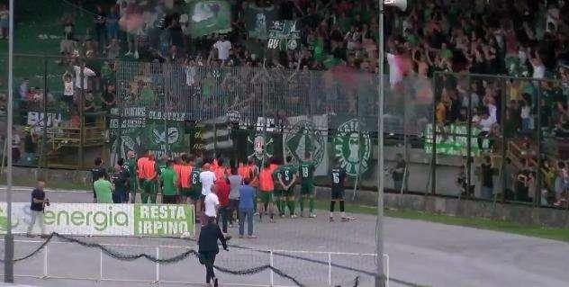 Squadra sotto la Curva a fine partita: applausi e cori di sostegno