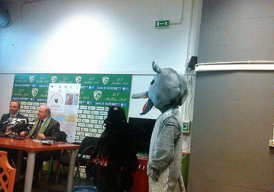 Gemellaggio tra l'AS Avellino e il comune di Chiusano San Domenico, presentata l'iniziativa "La cattura dell'orso"