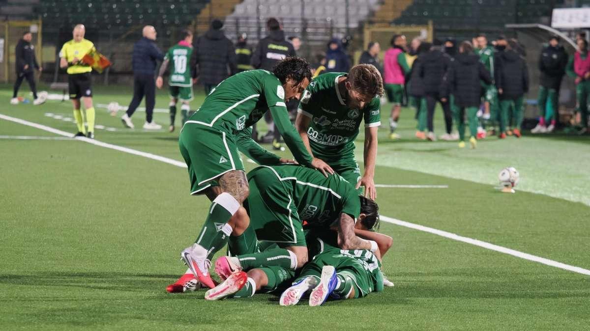 L'Avellino si regala un sogno. Sarà dura, ma il calcio a volte è strano...